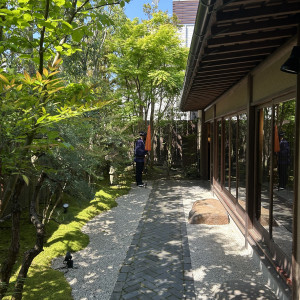 待機するスタッフと庭園|745955さんの萬屋本店 - KAMAKURA HASE est1806 -の写真(2424395)
