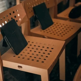 チャペル椅子