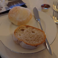 料理にパンがつきます