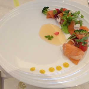 前菜　奥日向サーモンの瞬間燻製カルパッチョ　デコポンソース|746031さんのフェニックス・シーガイア・オーシャン・タワーの写真(2558848)