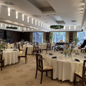 本館の披露宴会場　窓が二つ　明るい|746061さんの旧軽井沢礼拝堂 旧軽井沢ホテル音羽ノ森の写真(2425080)