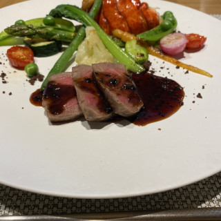 もも肉のステーキを頂きました。
お肉が柔らかくとろけました