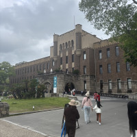 大阪城天守閣のすぐそばにあります。2階からが結婚式場です。