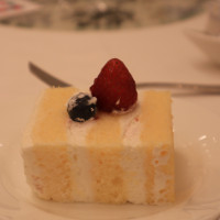 ウェディングケーキの切り分け提供
