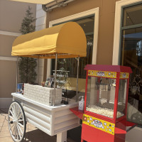 広場のアイスとポップコーン