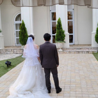 披露宴への迎賓のときに音楽に合わせてカーテ開けてもらいました