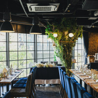 大きな窓から自然光が入り、会場を明るくしてくれます