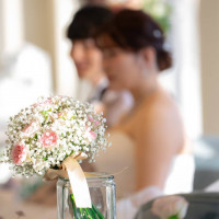 披露宴会場にてブーケと新婦