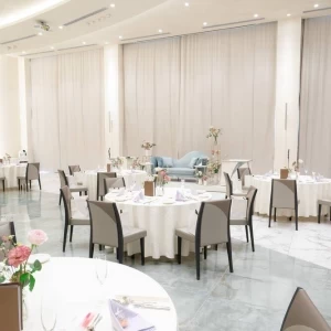 披露宴会場のゲストテーブルのコーディネート|746428さんのザ・リバーサイドテラス広島ツリーズスクエアの写真(2428498)