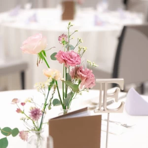 披露宴会場のゲストテーブル|746428さんのザ・リバーサイドテラス広島ツリーズスクエアの写真(2428493)