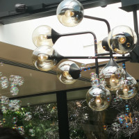 バブルシャワーと電球が良い感じにマッチしています。