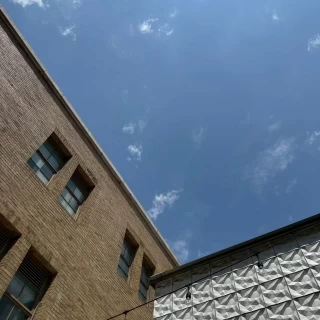 ガーデンで建物と建物の間から空がよく見える