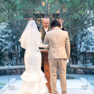 ガラス張りの挙式会場は全面に緑が見えます