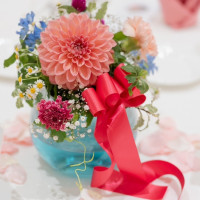 追加料金なしでカラフルな水と花の装飾をしてもらいました。