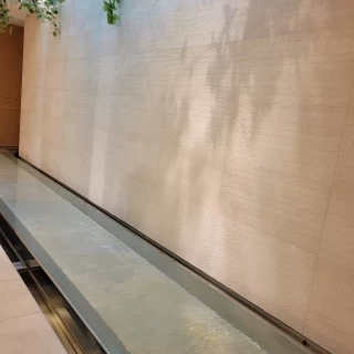 チャペルに流れる水
