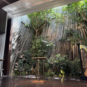 壁面の岩や植物は天然の物でそれぞれに意味が込められています。|746622さんのクラシカ表参道/別邸KEYAKIの写真(2428396)