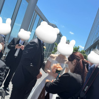 挙式後、外で記念撮影