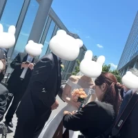 挙式後、外で記念撮影