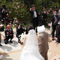挙式後のフラワーシャワー