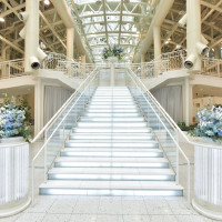 長い階段の左右から新郎新婦がそれぞれ入場するという演出
