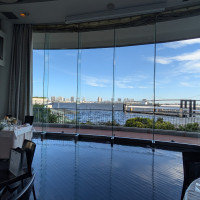 カーテンが開くと目の前には絶景。