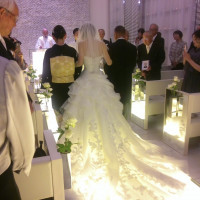 光がドレスをライトアップ