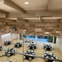 開放感のある披露宴会場です。階段の上から見るとこんな感じです