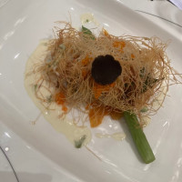中に魚のポワレがあります