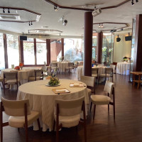 披露宴会場。窓が大きく庭園から光が差し込む。