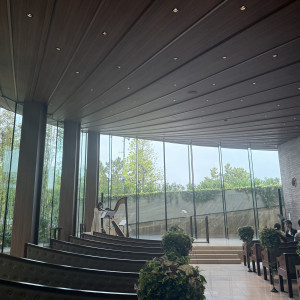 挙式会場は全面ガラスで明るく、素敵でした|746847さんのTHE GRAND ORIENTAL MINATOMIRAI(グランドオリエンタル みなとみらい)の写真(2430462)