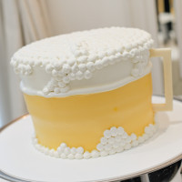 ビールに似せたケーキ