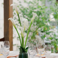 披露宴会場の席の花