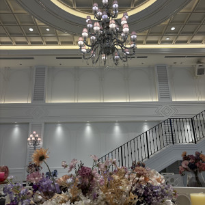 階段演出もできる会場です|746940さんのル・センティフォーリア大阪(クラウディアホールディングスグループ)の写真(2562009)