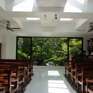 チャペルは自然光が入ってきてとても明るく素敵でした。