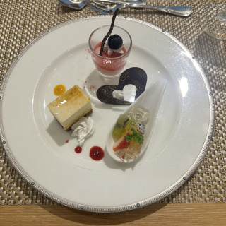 ケーキやフルーツの盛り合わせ