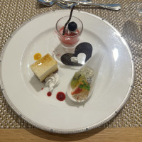 ケーキやフルーツの盛り合わせ