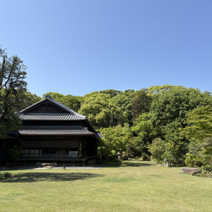 お庭の写真。左手奥が披露宴会場となる大広間です。|746983さんの高宮庭園茶寮の写真(2430225)