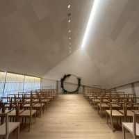 シンプルで独特なデザインの会場