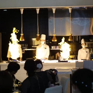 披露宴会場のライブキッチン。フランベの演出あり。