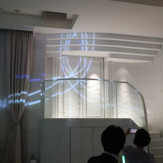 階段からの入場も可