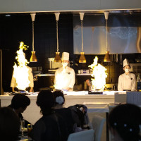 披露宴会場のライブキッチン。フランベの演出あり。