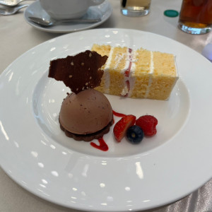 デザートとウェディングケーキ|747000さんのセント・ラファエロチャペル東京の写真(2456136)
