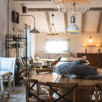 待合室を自分たちで飾り付け