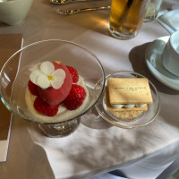 九州産苺のパフェ　アプリコットバターサンド