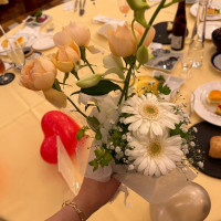 披露宴後、ゲストにお花を配りました