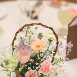 ゲストテーブルのお花をかごアレンジで作ってもらいました。