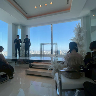 スカイツリーが見えて東京らしい景色が綺麗なチャペルです。