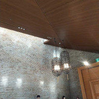 サイドはおしゃれな石の壁です