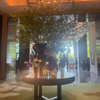 ロビーの花は季節に合わせて頻繁に変えるとのこと