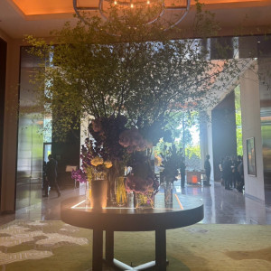ロビーの花は季節に合わせて頻繁に変えるとのこと|747170さんのパレスホテル東京(PALACE HOTEL TOKYO)の写真(2434759)
